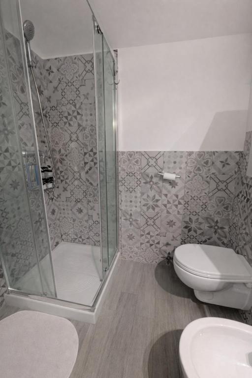 Bagno con doccia