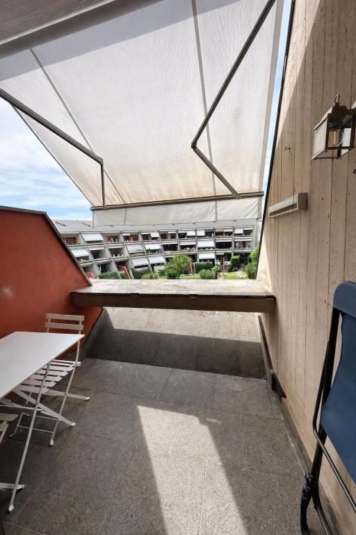 Terrazzino con tenda parasole